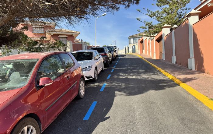 Matalascañas adelanta el verano con una jornada de máxima afluencia en sus playas y reabre el debate de la movilidad