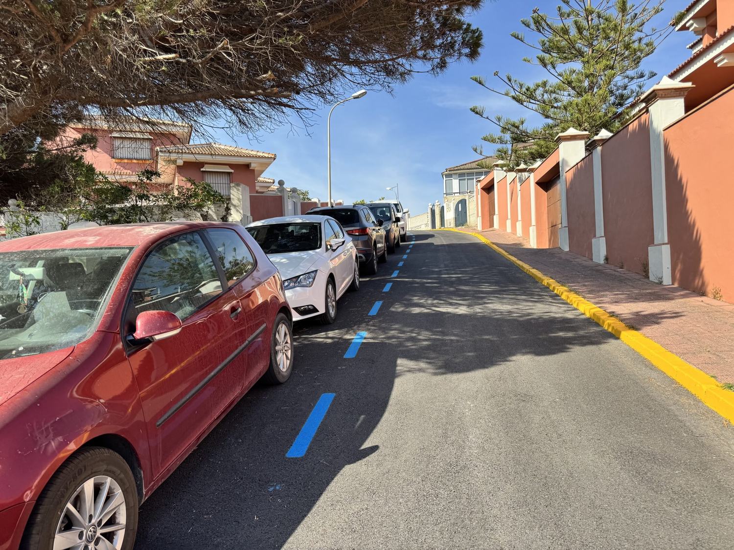 Matalascañas adelanta el verano con una jornada de máxima afluencia en sus playas y reabre el debate de la movilidad