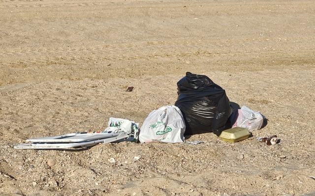 Vecinos critican la imagen que dejan algunos visitantes en Matalascañas tras los fines de semana