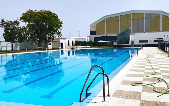 Almonte acelera los trabajos de puesta a punto de sus piscinas municipales de cara al verano