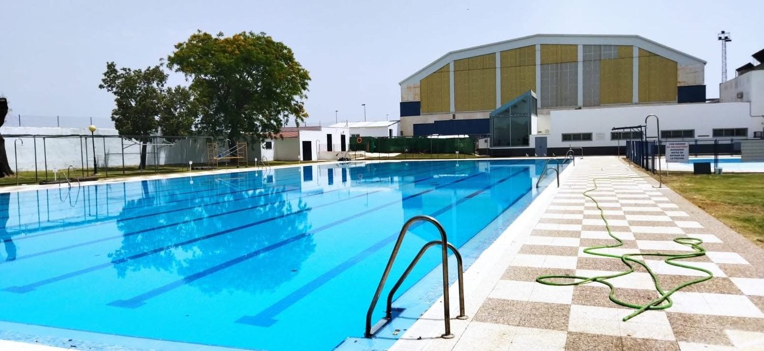 Almonte acelera los trabajos de puesta a punto de sus piscinas municipales de cara al verano