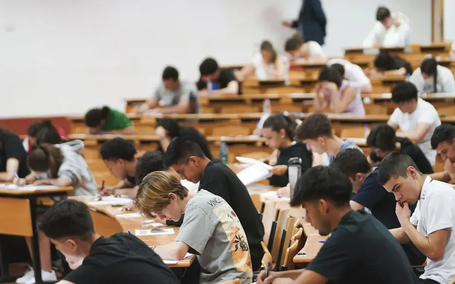 El Ayuntamiento de Almonte habilita un autobús para los estudiantes de la EBAU y amplía el horario de la biblioteca durante los exámenes