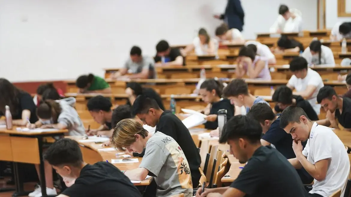 El Ayuntamiento de Almonte habilita un autobús para los estudiantes de la EBAU y amplía el horario de la biblioteca durante los exámenes
