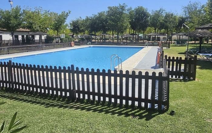 El Ayuntamiento renueva por tercer año el acuerdo con Camping La Aldea para ampliar la oferta de baño en El Rocío