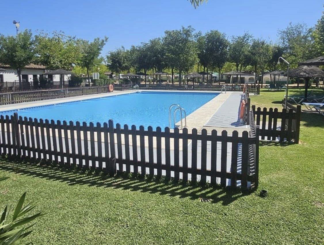 El Ayuntamiento renueva por tercer año el acuerdo con Camping La Aldea para ampliar la oferta de baño en El Rocío