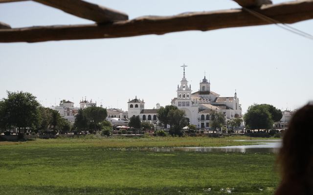 El Rocío ya no espera al fin de semana: la entrada de vehículos crece un 38% el jueves de Romería