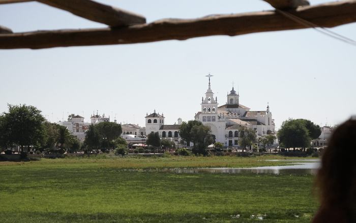El Rocío ya no espera al fin de semana: la entrada de vehículos crece un 38% el jueves de Romería