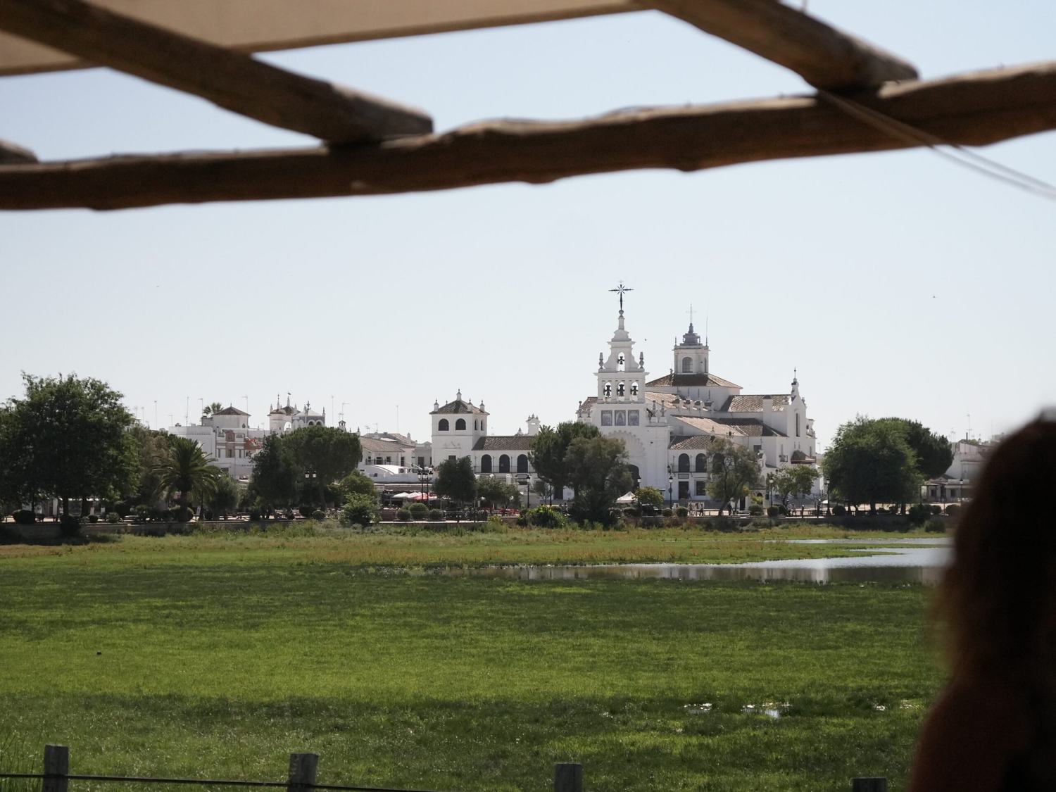 El Rocío ya no espera al fin de semana: la entrada de vehículos crece un 38% el jueves de Romería