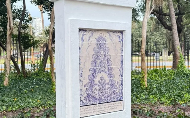La Virgen del Rocío deja su huella en Buenos Aires con un azulejo permanente en el Patio Andaluz del Rosedal