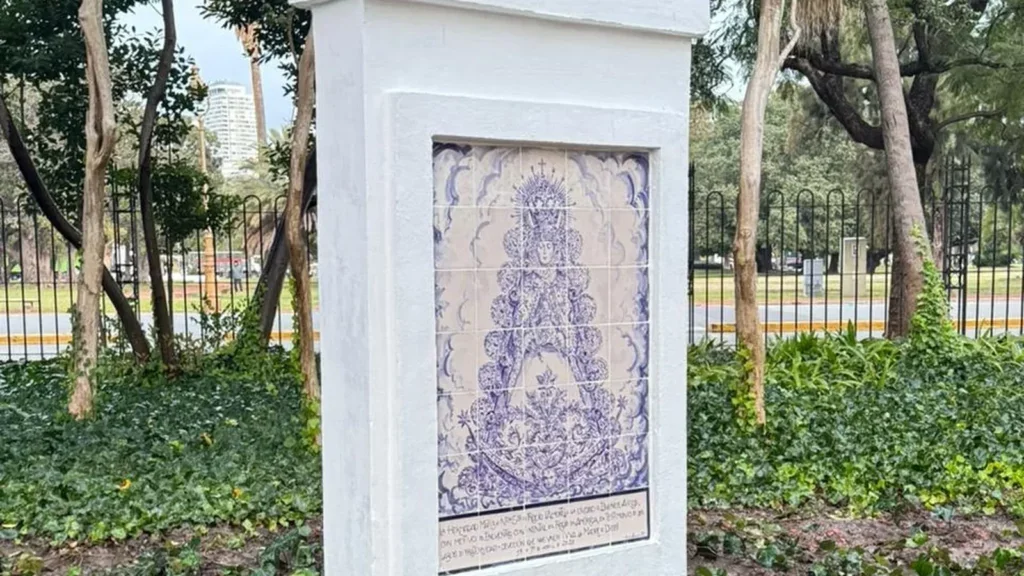 La Virgen del Rocío deja su huella en Buenos Aires con un azulejo permanente en el Patio Andaluz del Rosedal