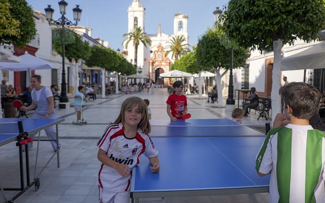 ALMONTE LLEVA EL PING PONG A LA PLAZA EN SU NUEVA CAMPAÑA DE DEPORTE EN LA CALLE