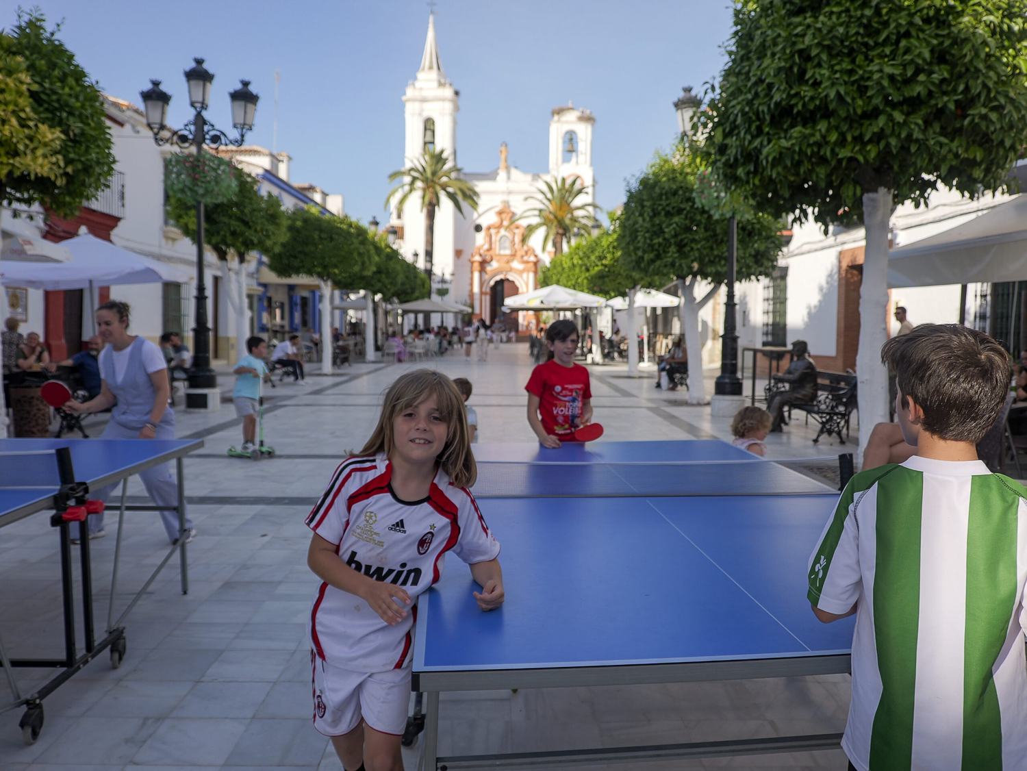 ALMONTE LLEVA EL PING PONG A LA PLAZA EN SU NUEVA CAMPAÑA DE DEPORTE EN LA CALLE