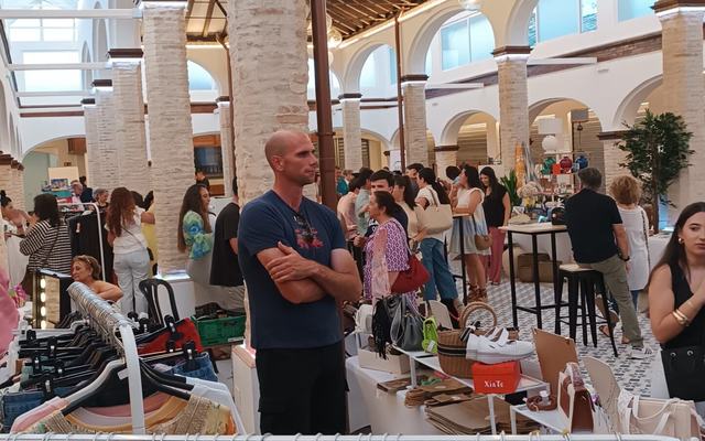 Gran ambiente en la Plaza de Abastos durante la primera jornada del Mercadillo Alternativo