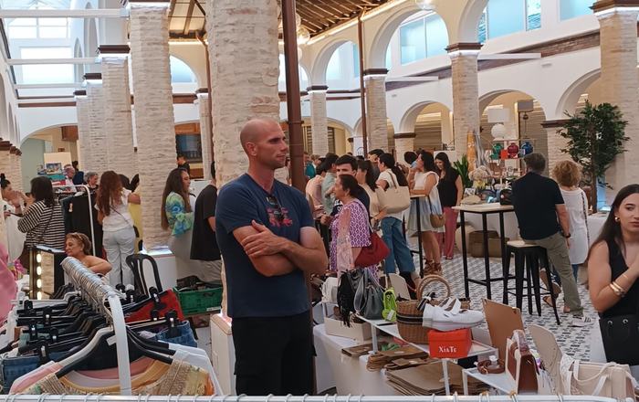 Gran ambiente en la Plaza de Abastos durante la primera jornada del Mercadillo Alternativo