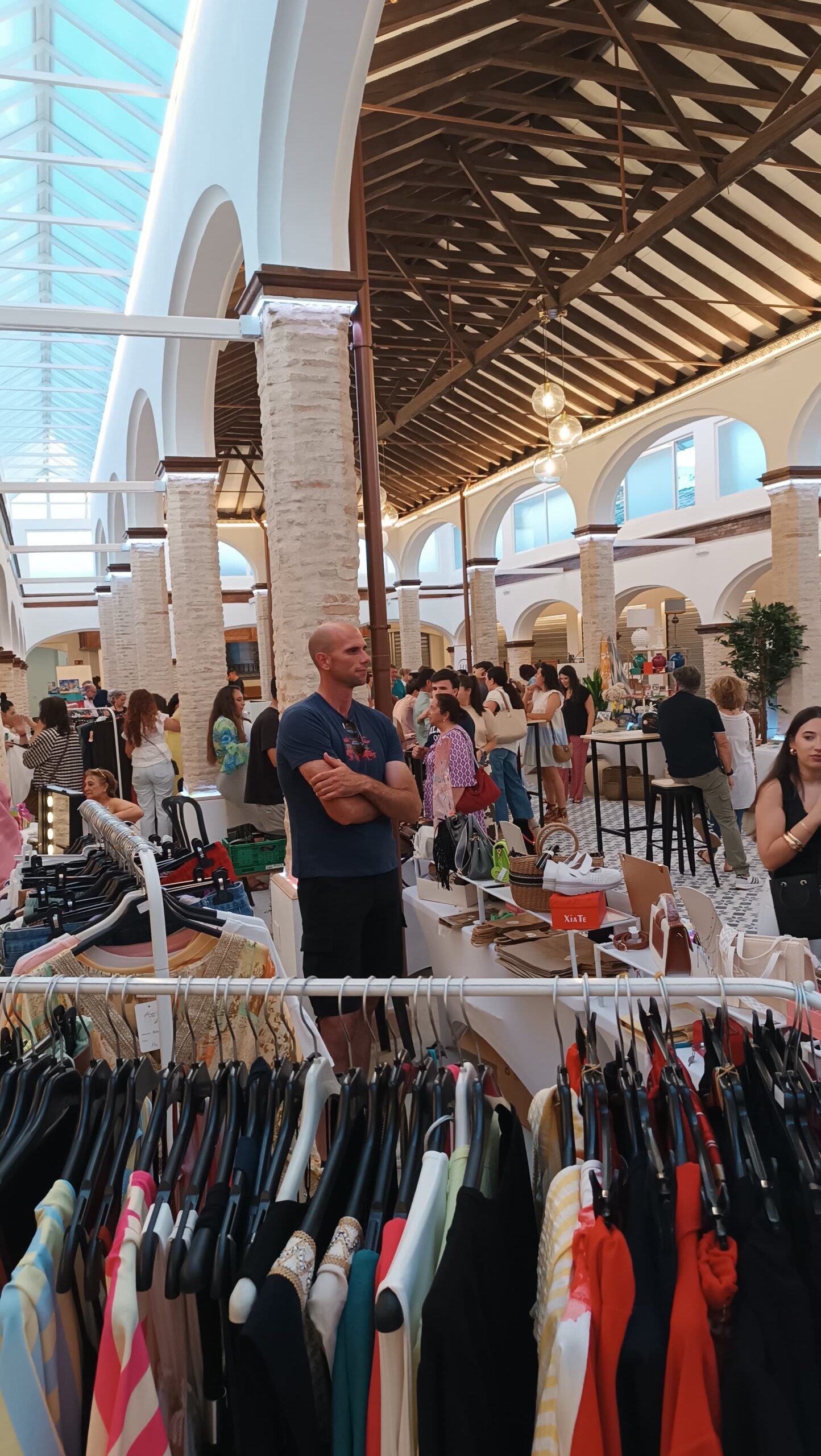 Gran ambiente en la Plaza de Abastos durante la primera jornada del Mercadillo Alternativo