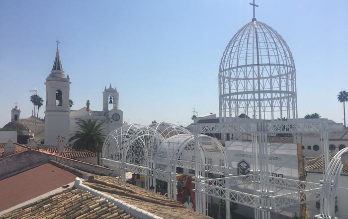 Mañana comienzan los trabajos de montaje del exorno de la Plaza Virgen del Rocío para la Venida de la Patrona