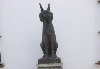 Un año sin el lince: el robo de la emblemática escultura de Matalascañas sigue indignando a los vecinos