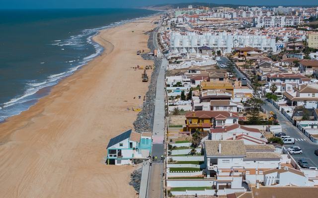 El alcalde de Almonte anuncia la próxima inauguración del Paseo Marítimo de Matalascañas tras una reconstrucción en tiempo récord