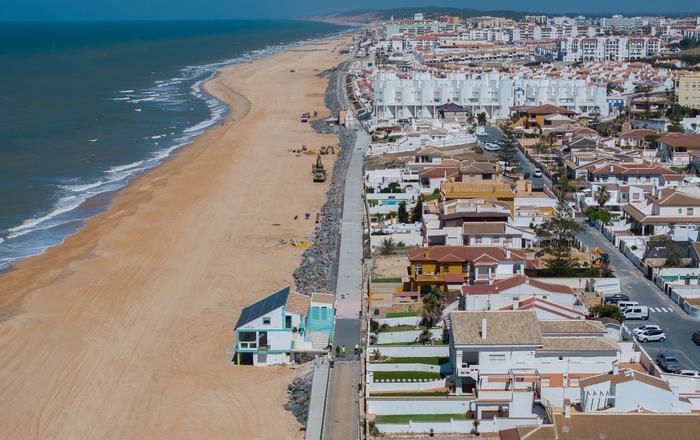 El alcalde de Almonte anuncia la próxima inauguración del Paseo Marítimo de Matalascañas tras una reconstrucción en tiempo récord